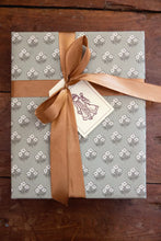 Load image into Gallery viewer, &#39;Yuletide&#39; Wrapping Paper Set PRESHOP