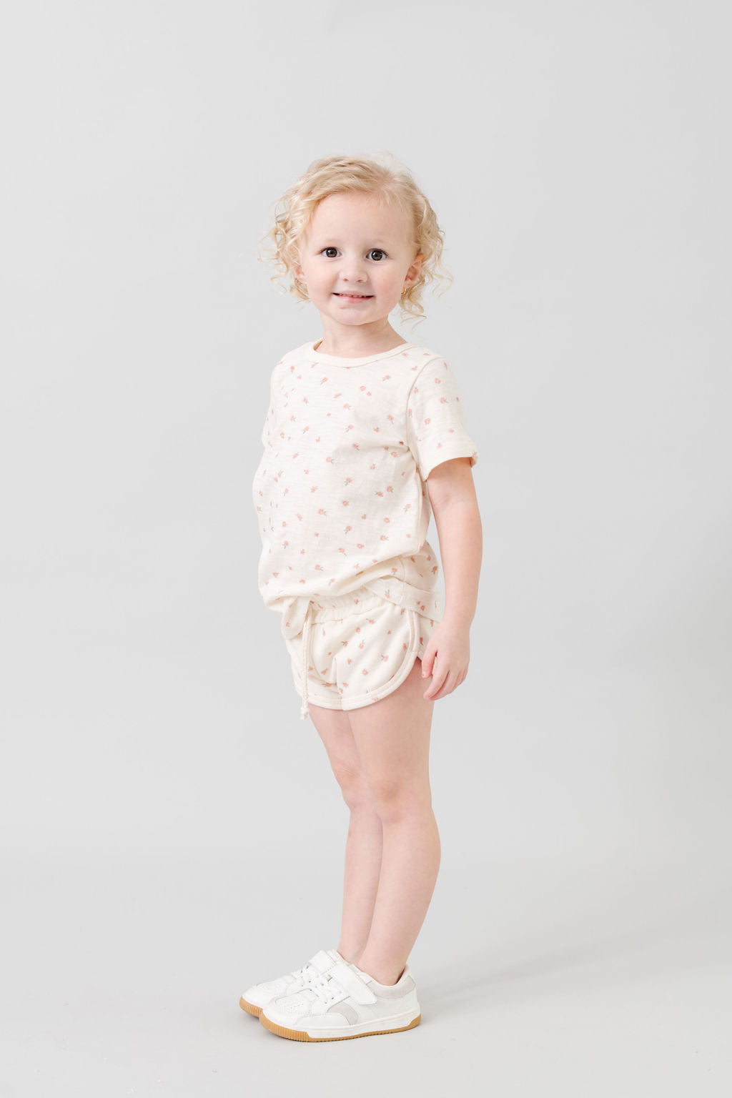 track shorts CO - daisies on natural
