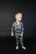 Load image into Gallery viewer, pullover crew - classic camo